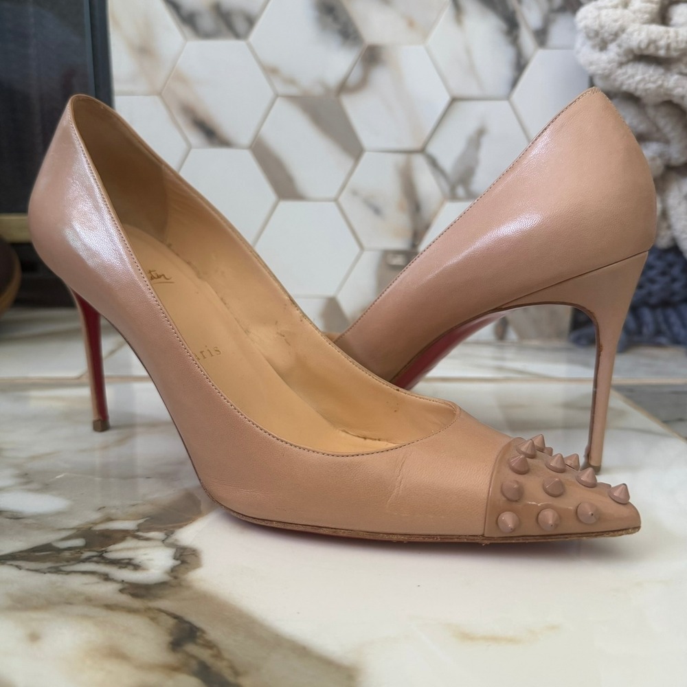 Christian Louboutin Pumps Womens EU 40 Beige‎ Spiked Pointed Toe Red Bottoms